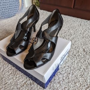 Life stride Nova 3 inch heel sandals